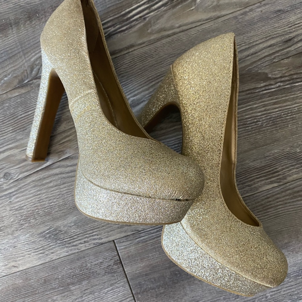 Gold glittery heels 💛